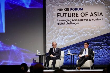 Direktur Strategi, Portofolio, dan Pengembangan Usaha Pertamina Salyadi D Saputra (kanan) ketika menjadi salah satu pembicara dalam kegiatan Nikkei Forum 28th "Future of Asia" di Tokyo, Jumat (26/5). Foto: Dok Pertamina