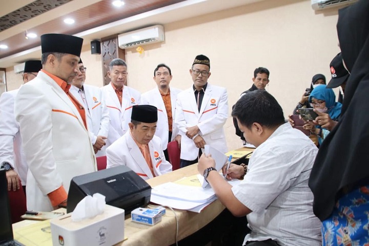 Rombongan DPW PKS DKI Jakarta saat mendaftarkan bacalegnya ke KPUD DKI. Foto: DPW PKS