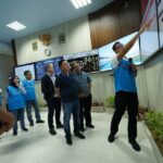 Kunjungan Kepala Baharkam Polri, Komjen Pol Mohammad Fadil Imran ke Pos Komando atau Command Center PLN di Labuan Bajo disambut Direktur Utama PLN Darmawan Prasodjo. 