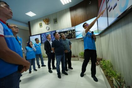 Kunjungan Kepala Baharkam Polri, Komjen Pol Mohammad Fadil Imran ke Pos Komando atau Command Center PLN di Labuan Bajo disambut Direktur Utama PLN Darmawan Prasodjo. 