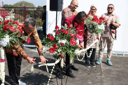 Peresmian bantuan pemasangan Pembangkit Listrik Tenaga Surya (PLTS) atap oleh PT Pertamina (Persero) di Universitas Gadjah Mada (UGM) dengan kapasitas total 326,25 kWp, Kamis (11/5). Foto: Pertamina