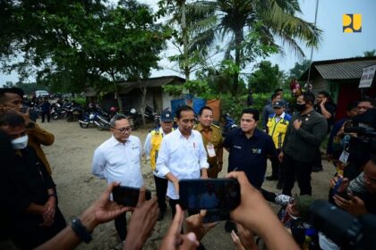 Presiden Joko Widodo (Jokowi) didampingi Menteri Pekerjaan Umum dan Perumahan Rakyat (PUPR) Basuki Hadimuljono, Menteri BUMN Erick Thohir, dan Menteri Perdagangan Zulkifli Hasan meninjau kerusakan pada ruas jalan Simpang Kota Gajah - Simpang Randu, Provinsi Lampung, Jumat (5/5/2023).