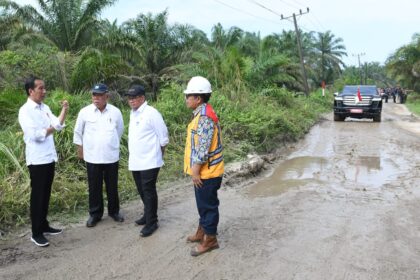Presiden Jokowi didampingi Menteri PUPR Basuki Hadimuljono dan Seskab Pramono Anung meninjau kondisi infrastruktur ruas jalan Gunting Saga di Kabupaten Labuhanbatu Utara Rabu 17052023. Foto BPMI Setpres Kris