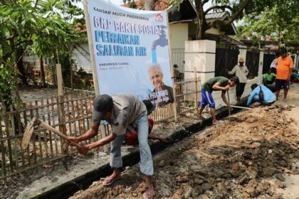 Dengar keluhan saluran sering tersumbat, Ganjar Muda Padjajaran (GMP) bersama warga gotong royong memperbaiki saluran air di Desa Compreng, Kecamatan Compreng, Kabupaten Subang, Jawa Barat, Rabu (24/5) siang. Foto: GMP