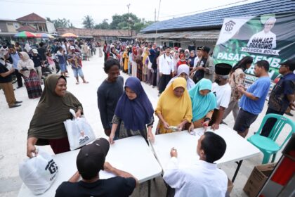 Warga Desa Kemuning, Kecamatan Kresek, Kabupaten Tangerang, Banten antusias menyerbu Pasar Murah yang digelar sukarelawan Gardu Ganjar Banten, Senin (22/5)