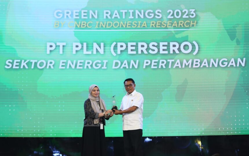 PT PLN (Persero) mendapatkan predikat Green Ratings terbaik di Indonesia pada sektor energi dan pertambangan atas upaya perseroan dalam melakukan transisi energi. Predikat ini diberikan oleh CNBC Indonesia Research kepada PLN pada acara Green Economic Forum 2023,