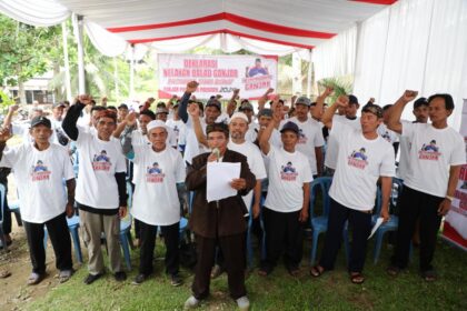 Ratusan nelayan di Pantai Muaragatah, Dusun Cireuma, Desa Kertamukti, Kecamatan Cimerak, Kabupaten Pangandaran, Jawa Barat semangat mendeklarasikan dukungannya ke Ganjar Pranowo untuk menjadi Presiden selanjutnya di 2024. Foto: Ist