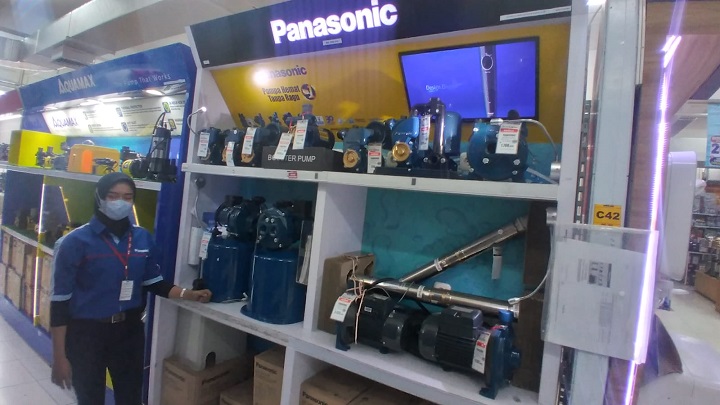 Tampak sejumlah produk dari Panasonic Water Purification System yang diklaim mampu menjernihkan air sumur menjadi air jernih bebas bakteri dan zat besi hingga 95%. Foto: Panasonic