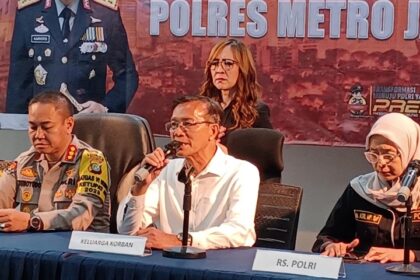Kakak sepupu AKBP Buddy, Fondel Towoliu (kemeja putih) saat memberikan keterangan pers di Mapolres Metro Jakarta Timur, Senin (1/5). Foto: Joesvicar Iqbal/ipol.id