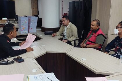Kejari Jaksel terima penyerahan tahap dua tiga tersangka korupsi penyediaan infrastruktur 4G pada BAKTI Kemenkoinfo, Selasa (2/5). Foto: Dok Kejari Jaksel