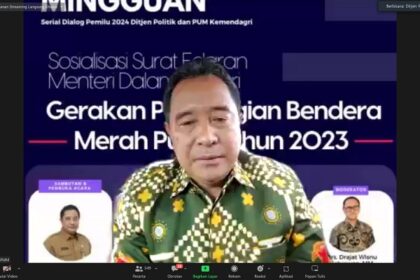 Dirjen Polpum Kemendagri, Bahtiar, dalam sambutannya di webinar ini mengatakan, acara tersebut sekaligus untuk menyosialisasikan Surat Edaran (SE) Menteri Dalam Negeri Nomor 400.10.1.1/1965/SJ tanggal 7 April 2023 tentang Gerakan Pembagian Bendera Merah Putih Tahun 2023. Foto: Kemendagri