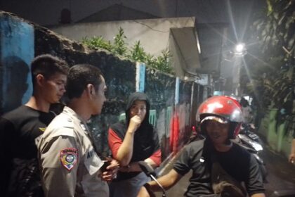 Jajaran Polsek Pasar Minggu mengecek lokasi TKP kasus pelecehan seksual di Gang Opek RT 01/04, Kel. Cilandak Timur, Kec. Pasar Minggu, Jakarta Selatan, Senin (1/5) malam. Didapati pelaku pelecehan seksual Ahmad Fikri, 31, ditangkap dan dibawa ke Polres Metro Jakarta Selatan. Foto: Ist