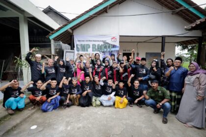 Sukarelawan Ganjar Muda Padjajaran (GMP) melakukan bakti sosial merenovasi fasilitas mandi cuci kakus (MCK) di Pondok Pesantren Cilombang di Desa Cirapuhan, Kecamatan Selaawi, Kabupaten Garut, Jawa Barat, Sabtu (20/5). Foto: GMP