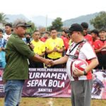 Sukarelawan Ganjar Muda Padjadjaran (GMP) Jawa Barat bersama Koordinator Daerah GMP Garut, Mamad Komarudin menggelar turnamen sepak bola santri di Lapangan Sepak Bola Pasopati, Desa Limbangan Tengah, Kecamatan Blubur Limbangan, Kabupaten Garut, Sabtu (6/5). Foto: GMP