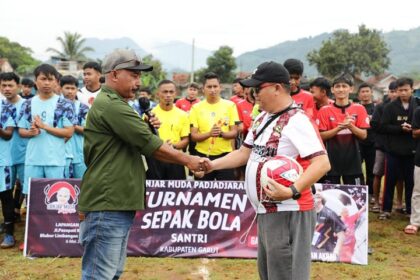 Sukarelawan Ganjar Muda Padjadjaran (GMP) Jawa Barat bersama Koordinator Daerah GMP Garut, Mamad Komarudin menggelar turnamen sepak bola santri di Lapangan Sepak Bola Pasopati, Desa Limbangan Tengah, Kecamatan Blubur Limbangan, Kabupaten Garut, Sabtu (6/5). Foto: GMP