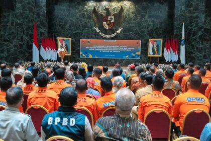 Satgas Terpadu yang berjumlah 122 orang ini terdiri dari gabungan unsur-unsur pentahelix, yakni pemerintah pusat yang meliputi Badan Nasional Penanggulangan Bencana (BNPB), Badan Riset dan Inovasi Nasional (BRIN), Badan Meteorologi, Klimatologi, dan Geofisika (BMKG), serta unsur Pemprov DKI Jakarta meliputi BPBD, Dinas Penanggulangan Kebakaran dan Penyelamatan (Disgulkarmat), dan Dinas Cipta Karya, Tata Ruang dan Pertanahan (DKCTRP). Foto: PPID