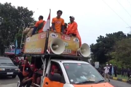 Memperingati Hari Buruh 1 Mei, ratusan buruh melakukan longmarch dari kawasan Industri Pulogadung, Jakarta Timur, Senin (1/5) sekitar pukul 10.00 WIB. Foto: Ist