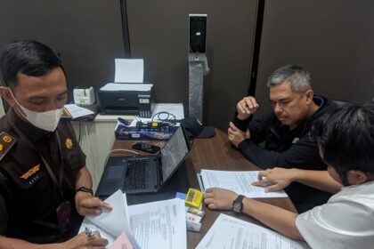 Kejaksaan Agung (Kejagung) saat menetapkan dan menahan WP, sebagai tersangka baru kasus dugaan korupsi penyediaan infrastruktur 4G dan paket infrastruktur 1, 2, 3, 4 dan 5 pada BAKTI Kementerian Komunikasi dan Informatika (Kominfo). Foto: Puspenkum Kejaksaan Agung