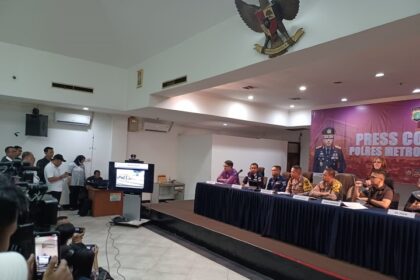 Kapolres Metro Jakarta Timur, Kombes Leonardus Simarmata dan Kabid Humas Polda Metro Jaya, Kombes Pol Trunoyudo saat konfrensi pers terkait penyebab meninggalnya AKBP Buddy di Mapolres Metro Jakarta Timur, Senin (1/5). Foto: Joesvicar Iqbal/ipol.id