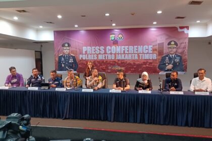 Kapolres Metro Jakarta Timur, Kombes Leonardus Simarmata samping Kabid Humas Polda Metro Jaya, Kombes Pol Trunoyudho saat konferensi pers di Mapolres Metro Jakarta Timur, Senin (1/5) sore. Foto: Joesvicar Iqbal/ipol.id