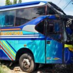 Kecelakaan dialami sebuah bus menabrak mobil, motor dan masjid di Jalan Gora II, Kelurahan Bertais Sandubaya, Kota Mataram, Nusa Tengara Barat