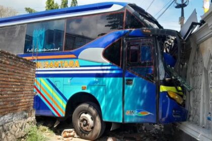 Kecelakaan dialami sebuah bus menabrak mobil, motor dan masjid di Jalan Gora II, Kelurahan Bertais Sandubaya, Kota Mataram, Nusa Tengara Barat