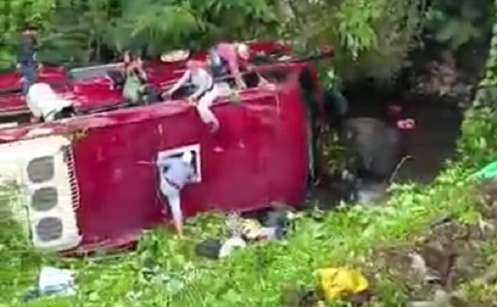 Ada dua korban meninggal dalam kecelakaan bus di Tegal, yakni Ibin dan Maja (58). Foto: Polri