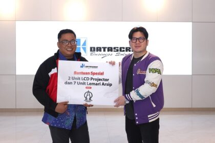 (kiri-kanan): P. Advent Novianto SJ – Manager Program Catholic Ketapang Center dan Syailendra Kamdani – Head Of Marketing Canon Business Unit PT Datascrip berfoto bersama saat penyerahan simbolis donasi berupa 2 unit proyektor dan 7 unit lemari arsip kepada Catholic Center Ketapang untuk mendukung kegiatan pendampingan retret, rekoleksi, aneka seminar dan workshop. Foto: Datascrip