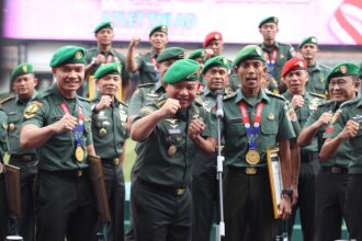 Bertempat di Lapangan Mabes ad, Jakarta, Kasad Jenderal Dudung Abdurachman berswafoto bersama para atlet TNI AD yang berlaga di Kejuaraan SEA Games Kamboja. Foto: Dispenad