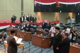 Anggota DPRD DKI Jakarta Fraksi Gerindra, Bastian P Simanjuntak saat diambil sumpah jabatan saat sidang paripurna PAW almarhum M Taufik. Foto Sofian/Ipol id