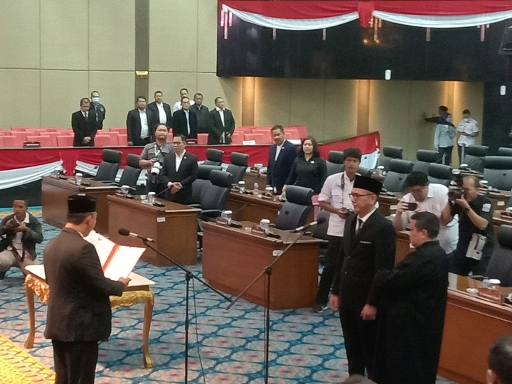 Anggota DPRD DKI Jakarta Fraksi Gerindra, Bastian P Simanjuntak saat diambil sumpah jabatan saat sidang paripurna PAW almarhum M Taufik. Foto Sofian/Ipol id