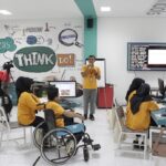 Salah satu pelaksanaan program Pelatihan Teknologi Informasi dan Komunikasi (TIK) bagi penyandang disabilitas yang diselenggarakan oleh Telkom bersama Yayasan Pendidikan Telkom yang berlokasi di SMK Telkom Purwokerto. Foto: Telkom Indonesia