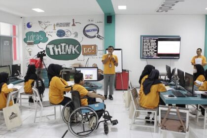 Salah satu pelaksanaan program Pelatihan Teknologi Informasi dan Komunikasi (TIK) bagi penyandang disabilitas yang diselenggarakan oleh Telkom bersama Yayasan Pendidikan Telkom yang berlokasi di SMK Telkom Purwokerto. Foto: Telkom Indonesia