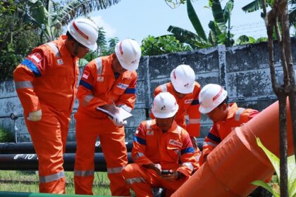 Pertamina bersama dengan Kementerian Perhubungan, Kementerian ESDM dan Pusat Hidro Oseanografi TNI AL melakukan verifikasi lapangan di ORF Onshore Receiving Facilities Pertamina West Madura Offshore Gresik Jawa Timur untuk penetapan daerah terbatas dan terlarang. Foto: Pertamina