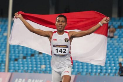 Rikki Marthin Luther Simbolon merebut medali emas di SEA Games 2023 Kamboja. Dia meraih emas di nomor lari 10.000 meter putra cabang olahraga atletik. Foto: Kemenpora