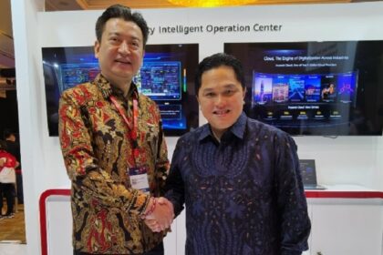Erick Thohir, Menteri Badan Usaha Milik Negara saat bersama CEO Huawei Indonesia Guo Hailong. Foto: Huawei