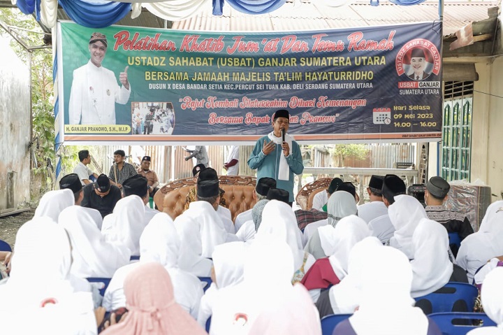 Relawan Ustaz Sahabat (Usbat) Ganjar Sumatera Utara mengadakan pelatihan Khutbah Jumat edukatif dan religius bagi para pemuda dan warga di Desa Bandar Setia, Kecamatan Percut Sei Tuan, Kabupaten Deli Serdang, Sumatera Utara, Selasa (9/5) sore. Foto: Usbat