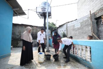 Penuhi kebutuhan air, sukarelawan Gardu Ganjar Banten (GGB) beri bantuan penyediaan sanitasi air bersih bagi warga di RT 001 RW 012, Kelurahan Uwung Jaya, Kecamatan Cibodas, Kota Tangerang, Banten