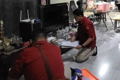 Penyidik pidana khusus Kejaksaan Agung saat menggeledah lokasi terkait kasus dugaan korupsi usaha komoditi Emas. Foto: Penyidik Tindak Pidana Khusus Kejaksaan Agung