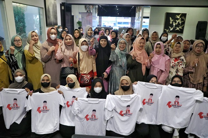 Para relawan Muslimah Ganjar Pranowo (MGP) meluncurkan program Muslimah Creative Center sekaligus halal bihalal di salah satu kafe di Kelurahan Tebet Barat, Kecamatan Tebet, Jakarta Selatan, pada Rabu (3/5). Foto: MGP