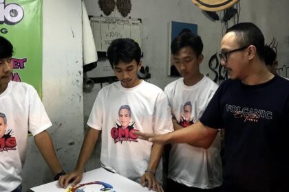 Para milenial mempraktikkan teknik menyablon yang baik dari pelatihan diberikan oleh sukarelawan Orang Muda Ganjar (OMG) di Kampung Cipetir, Desa Cikidang, Kecamatan Cibadak, Kabupaten Sukabumi, Jawa Barat, Selasa (23/5) siang. Foto: Joesvicar Iqbal/ipol.id