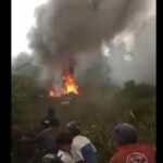 Tampak api dan asap membumbung dari helikopter yang jatuh dan terbakar di kawasan Ciwidey, Minggu (28/5). Foto: Tangkapan Layar twitter