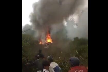 Tampak api dan asap membumbung dari helikopter yang jatuh dan terbakar di kawasan Ciwidey, Minggu (28/5). Foto: Tangkapan Layar twitter