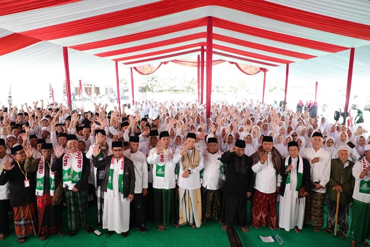 Sebanyak 1.000 ulama se-Priangan Timur bersama Himpunan Santri Nusantara (Hisnu) deklarasi dukungan dan doa bersama untuk kemenangan Calon Presiden (Capres) 2024, Ganjar Pranowo di Pondok Pesantren Cipasung, Kecamatan Singaparna, Kabupaten Tasikmalaya, Jawa Barat, Minggu (14/5). Foto: Hisnu