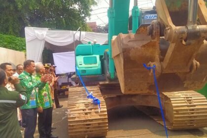 Wali Kota Jakarta Selatan, Munjirin didampingi Aparatur Sipil Negara (ASN) membuka sekaligus memasang alat berat yang sedianya akan digunakan untuk pembangun saluran Phb sepanjang 1.693,9 meter di kawasan Jalan Asem Baris Raya, Kelurahan Kebon Baru, Kecamatan Tebet, Kamis (25/5) siang. Foto: Ist