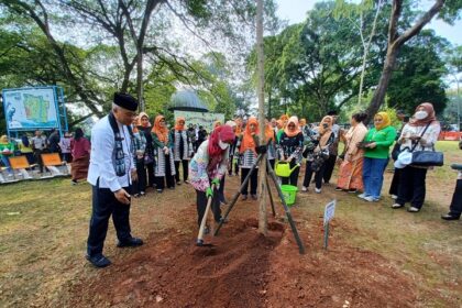 Kepala Dinas Pertamanan dan Hutan Kota DKI Jakarta, Bayu Meghantara, mendampingi Mirdiyanti isteri Pj Gubernur DKI Jakarta dan Ketua Dharma Wanita Persatuan (DWP) Pemprov DKI Jakarta, Endang Joko Agus saat penanaman pohon Tabebuya Pink di kawasan Taman Margasatwa Ragunan, Pasar Minggu, Jakarta Selatan, Jumat (26/5) siang. Foto: Joesvicar Iqbal/ipol.id