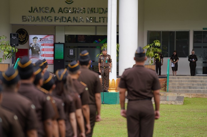 Mewakili Jaksa Agung ST Burhanuddin, Jaksa Agung Muda Intelijen (Jamintel) Amir Yanto memimpin upacara peringatan HUT Persatuan Jaksa Indonesia (Persaja) di Kejaksaan Agung, Jakarta, Senin (8/5). Foto: Kejaksaam Agung.