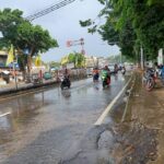 Pengendara roda dua yang melintasi Jalan Raya Bogor, Kramat Jati, Jakarta Timur berhati-hati karena setiap hari kawasan Hek itu digenangi air limpasan dari aliran Kali Baru, Senin (8/5). Foto: Joesvicar Iqbal/ipol.id