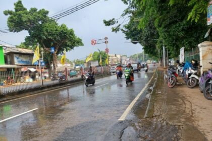 Pengendara roda dua yang melintasi Jalan Raya Bogor, Kramat Jati, Jakarta Timur berhati-hati karena setiap hari kawasan Hek itu digenangi air limpasan dari aliran Kali Baru, Senin (8/5). Foto: Joesvicar Iqbal/ipol.id