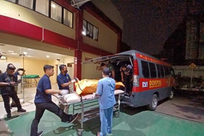 Temuan mayat perempuan terbungkus karung di kolong Tol Cibitung-Cilincing, Kelurahan Marunda, Kecamatan Cilincing, Jakarta Utara saat tiba di ruang Instalasi Forensik RS Polri Kramat Jati, Jakarta Timur segera dilakukan autopsi, Sabtu (27/5) sore lalu. Foto: Joesvicar Iqbal/ipol.id